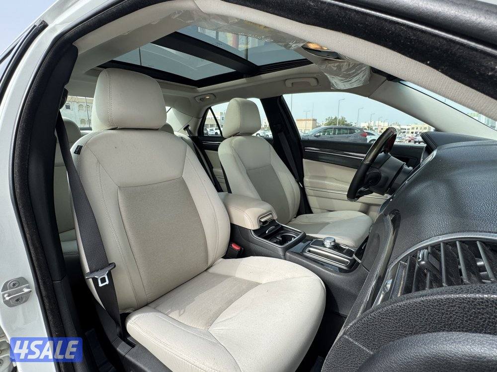 للبيع كرايزلر 300 موديل 20187