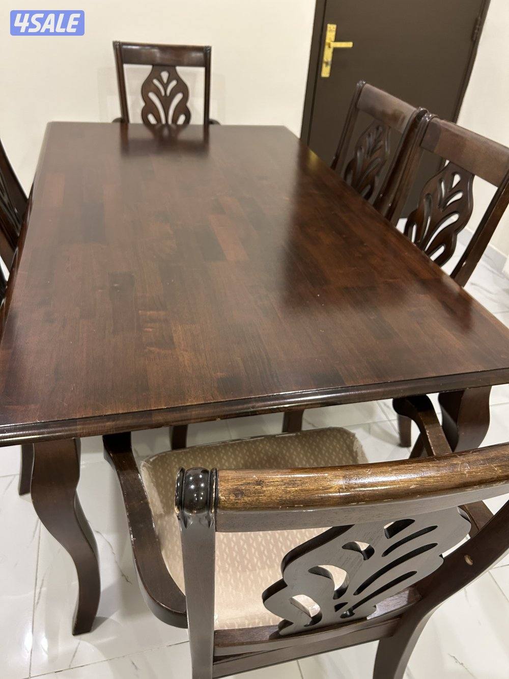 للبيع طاولة طعام مع ٦ كراسي بحالة ممتازة وجودة عالية0