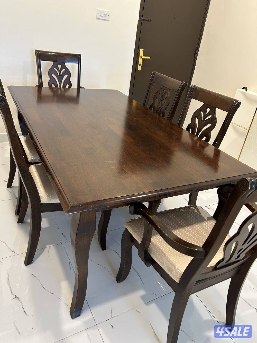 للبيع طاولة طعام مع ٦ كراسي بحالة ممتازة وجودة عالية5