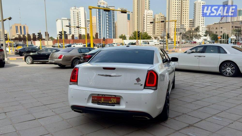 كرايسلر S/ C300/ موديل 2020/ عداد 156 ألف/ صبغ الوكالة8