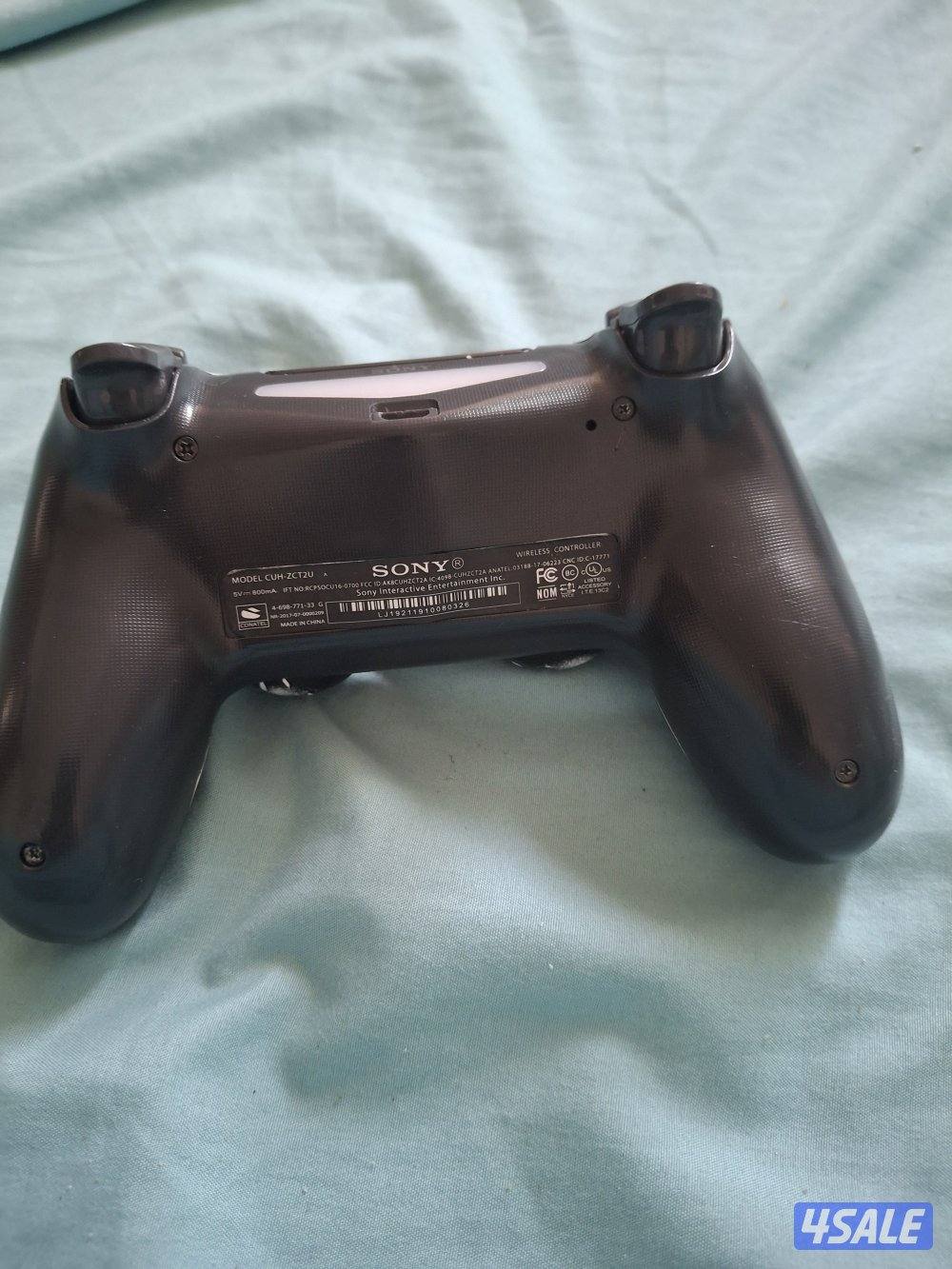 يد سوني ٤ مستعمل نظيف1