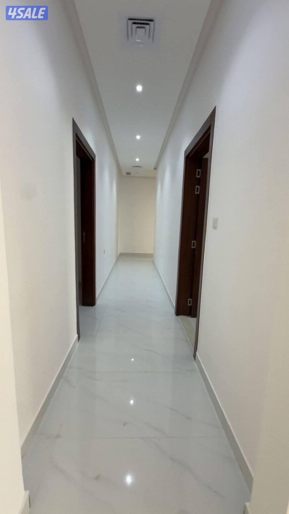 شقة 200م 4 غرف و3 حمام و حمام ماستر جديدةً0