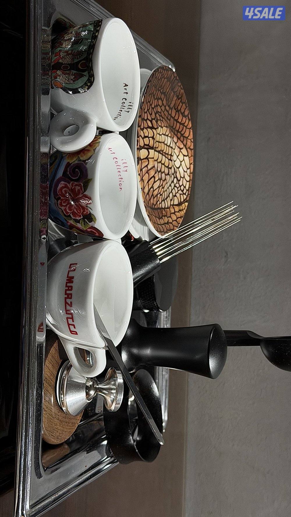 مكينة قهوة + أكواب + عدة القهوة0