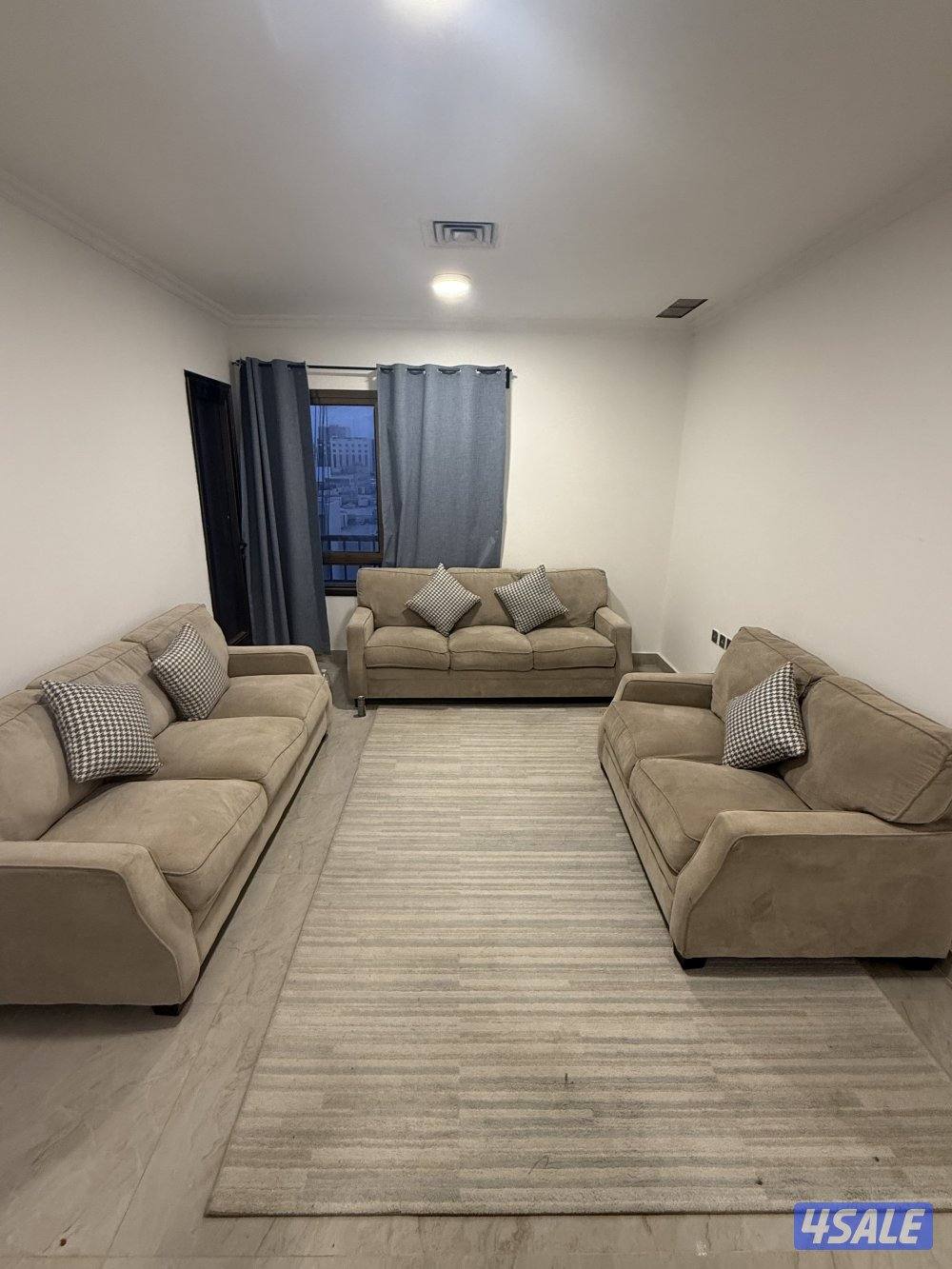 كنبة صالة شبه جديدة0