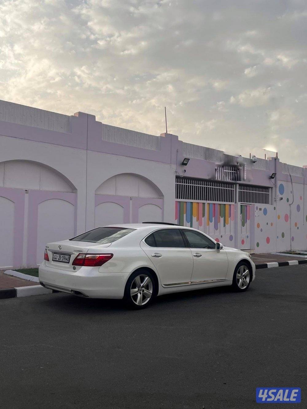 لكزس الساير بحالة الوكالة الموتر LS460 لارج2