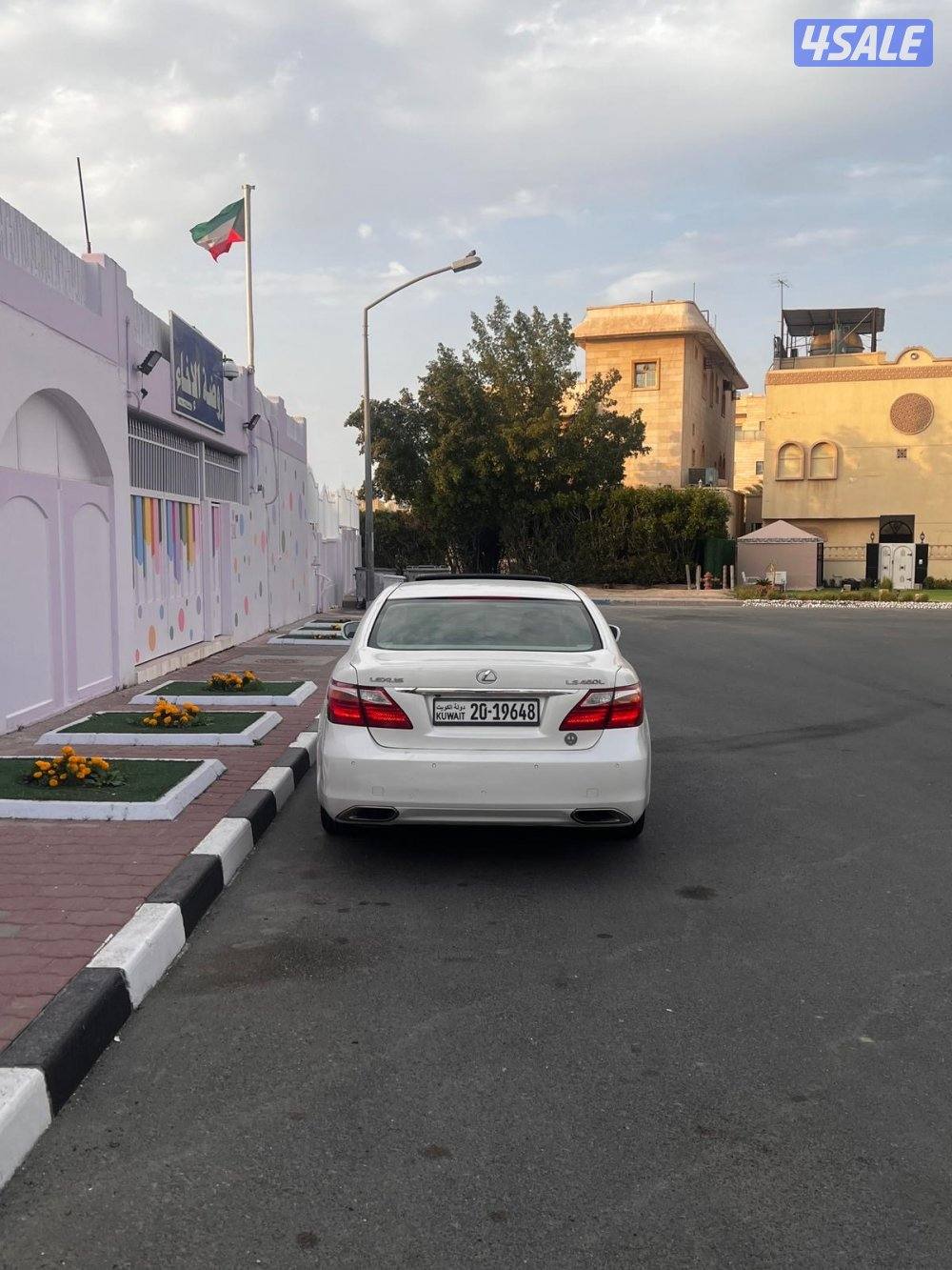 لكزس الساير بحالة الوكالة الموتر LS460 لارج5