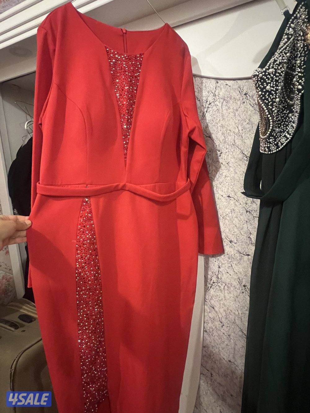 للبيع فستاتين وعبايات سهره متنوعه شبه جديد2