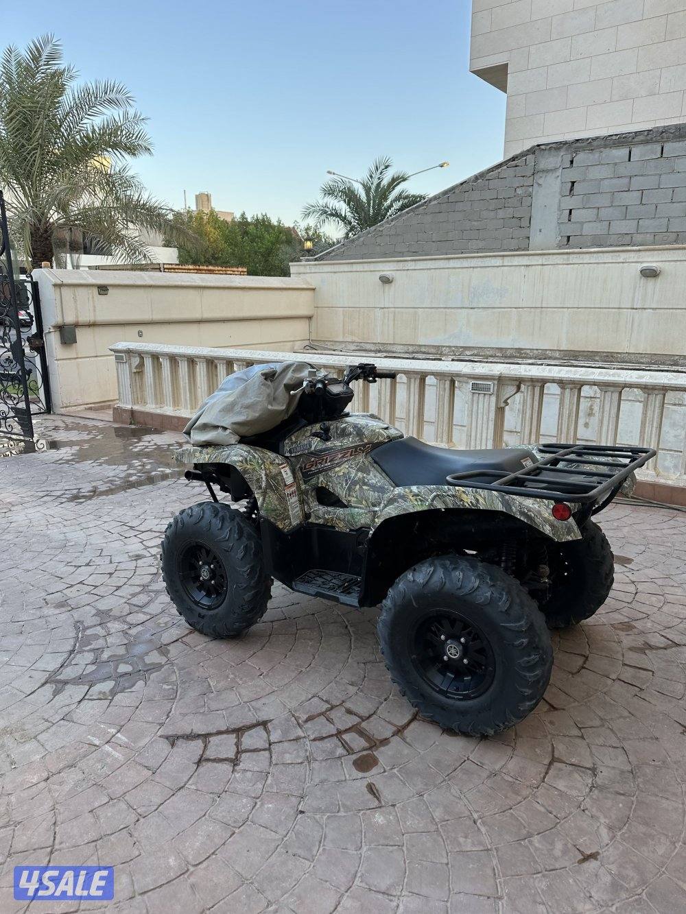 للبيع بفي جرزلي حجمه ٧٠٠ دبل جير بحاله جيدا جداا  لون جيشي موديل ٢٠٢٠0