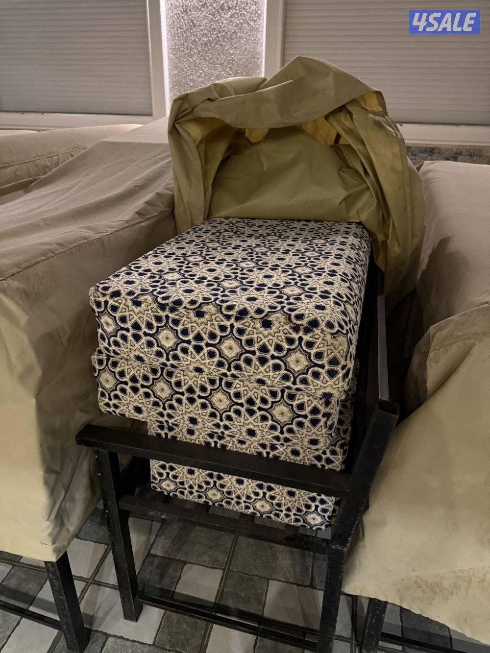 بيع 6كراسي حديد مع طاولاتها وطربالها وفرشها بحاله ممتازه0