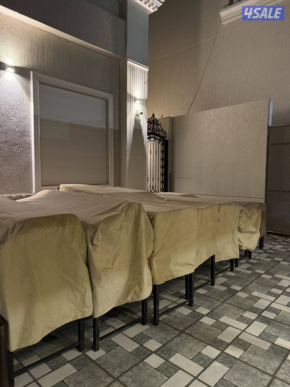 بيع 6كراسي حديد مع طاولاتها وطربالها وفرشها بحاله ممتازه1