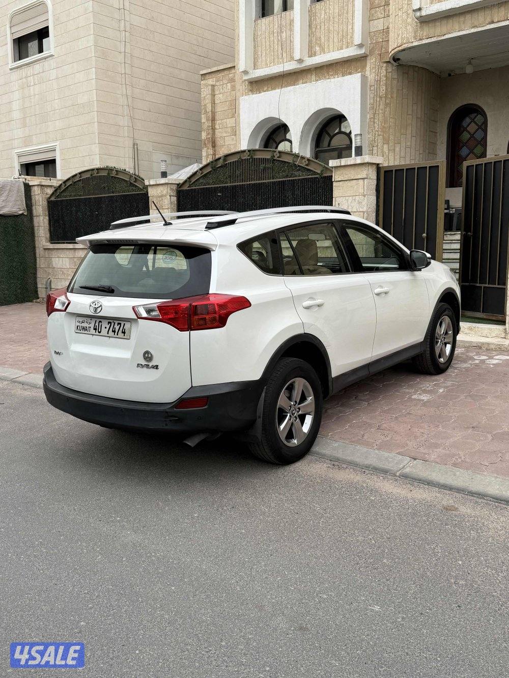 للبيع جيب تويوتا راف فور موديل 201512