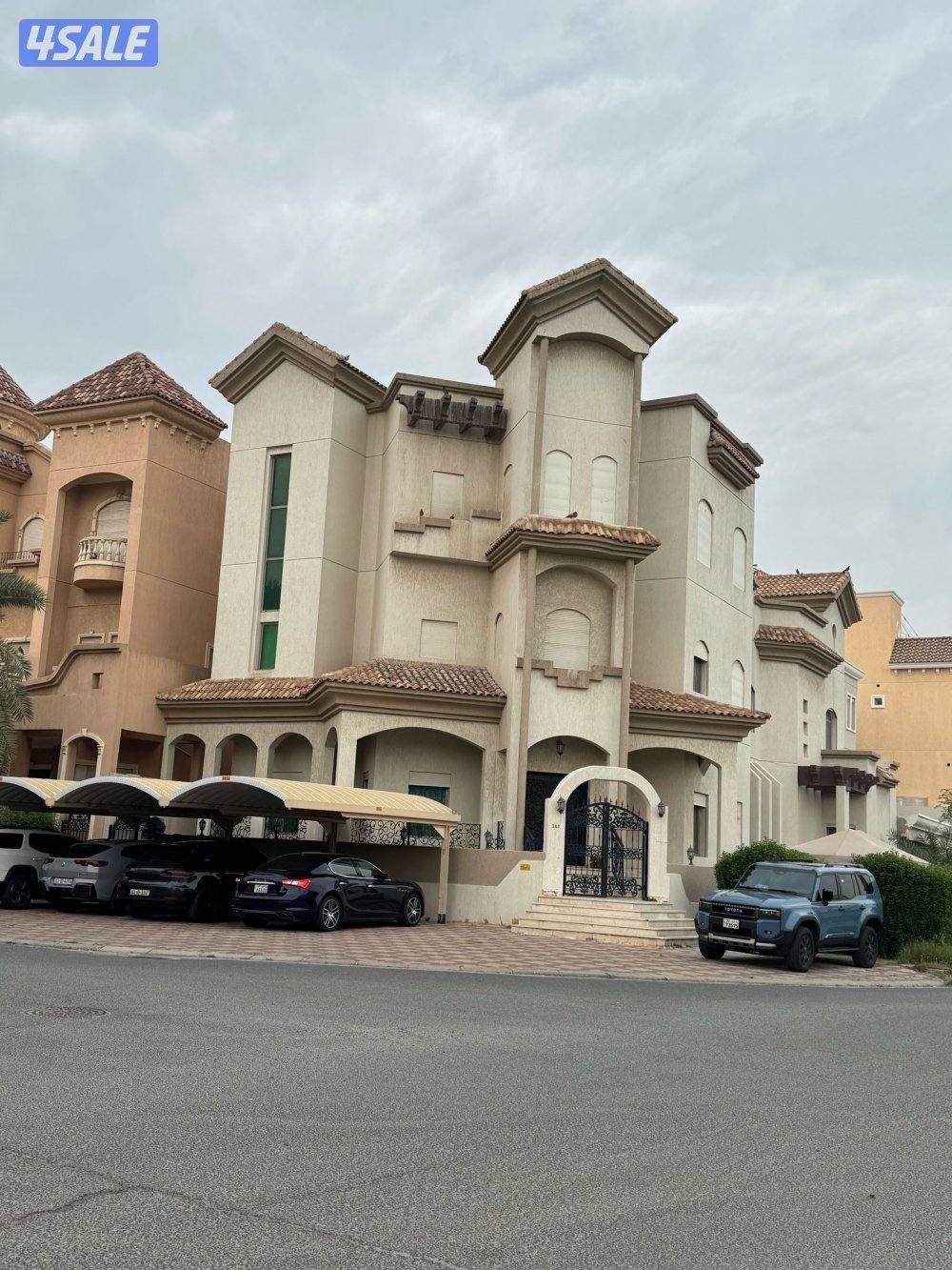 للبيع فيلا بالعديليه0