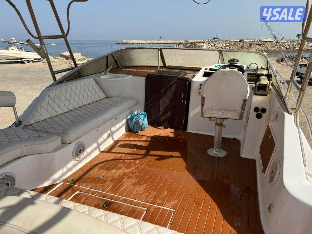 للبيع طراد ٣٦ القرف مديل ٩٨ وعليه مكينتين ميركوري حجم ٢٥٠ موديل ٩٩0