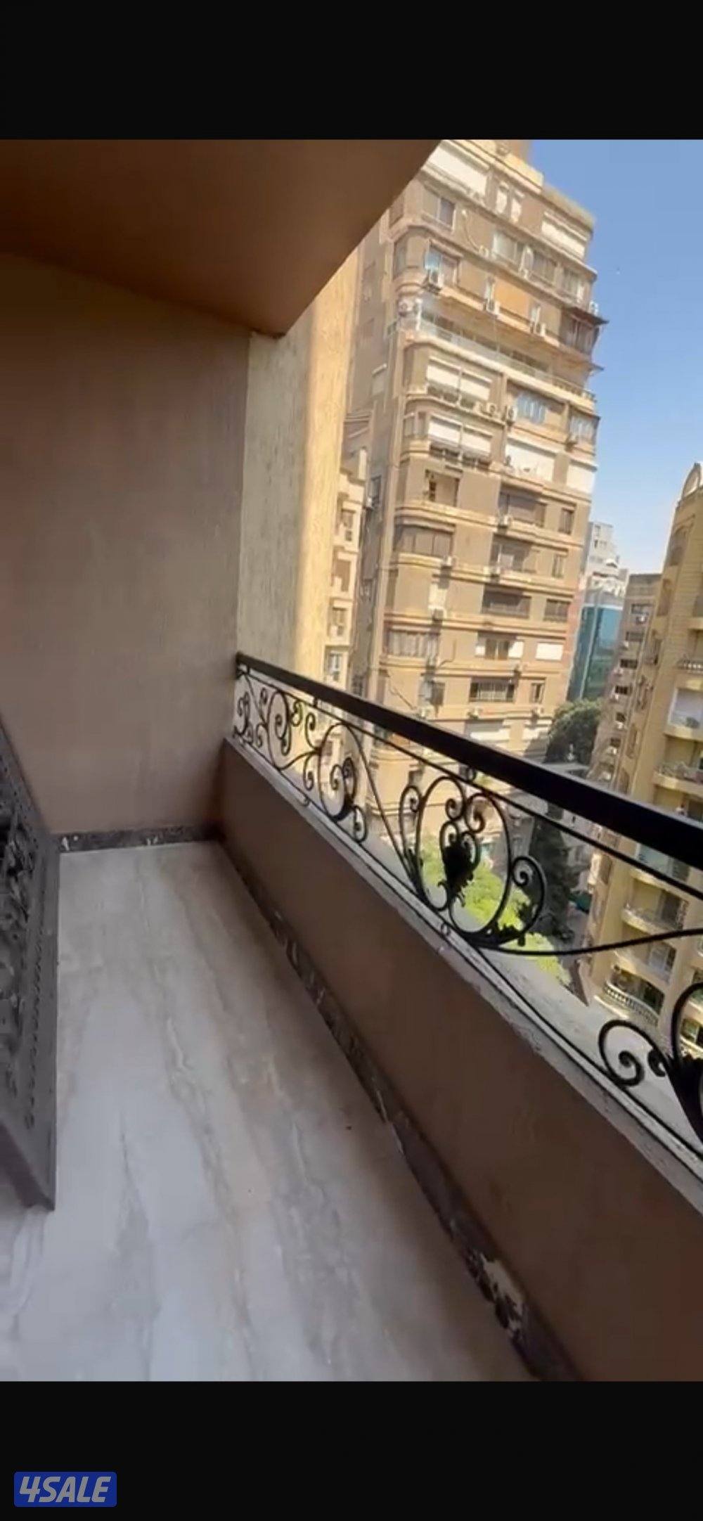 للبيع شقة في الدقي— مطله على ميدان سكني راقي متفرع من شارع مصدق….0