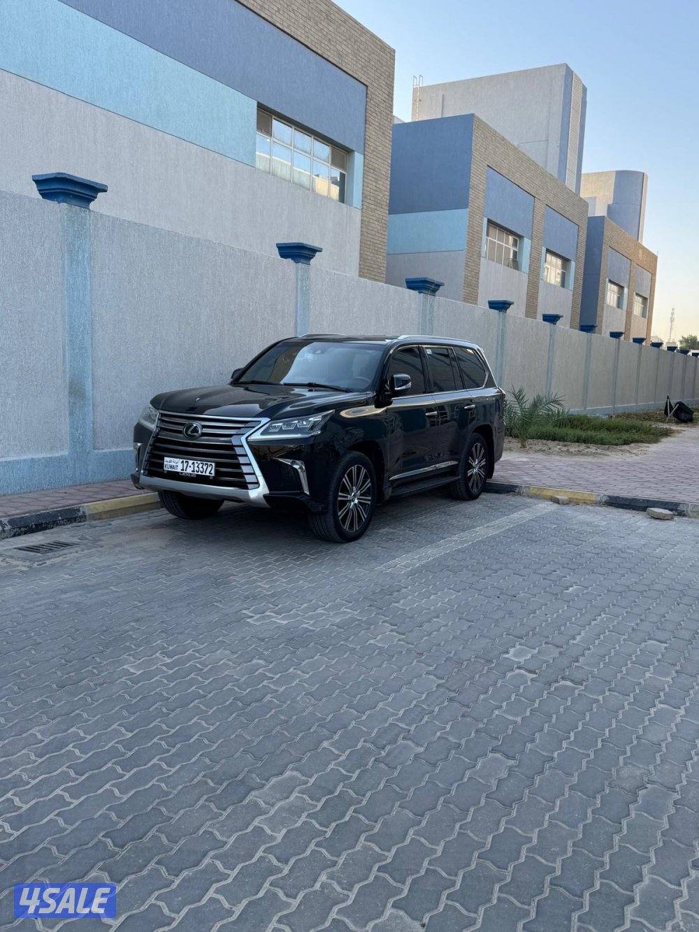 لكزس Lx570 درجه الاول شاشات ورا من داخل تان سيرفسات وكالة وار ساير1