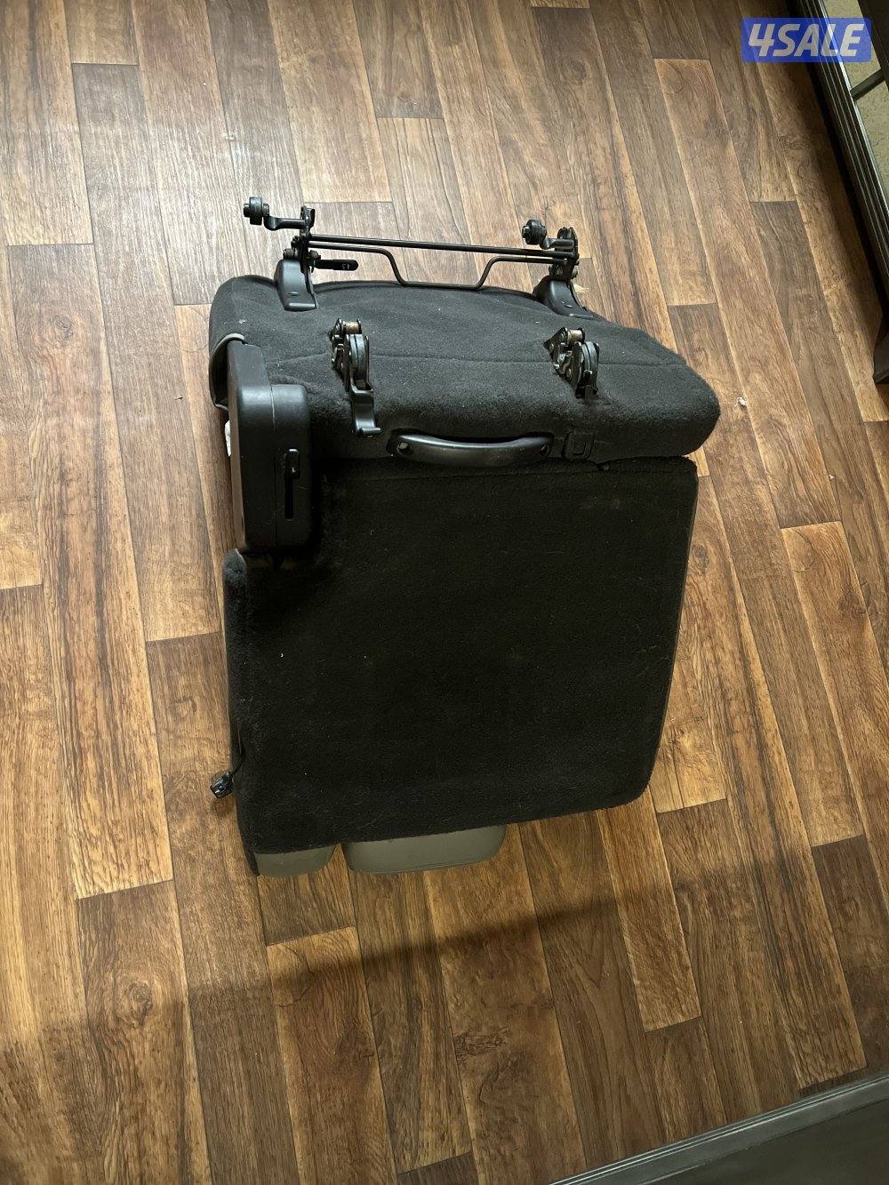 كشن خلفي الي يالدبه نظيف جدا ومخذن بالبيت حق حمر موديل ٢٠٠٥1