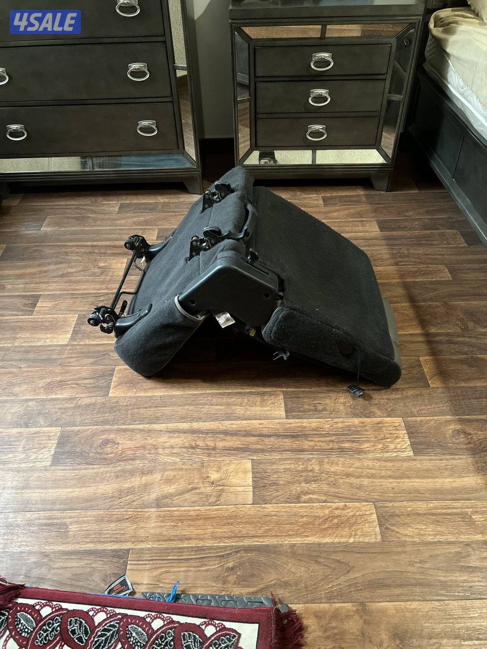 كشن خلفي الي يالدبه نظيف جدا ومخذن بالبيت حق حمر موديل ٢٠٠٥2