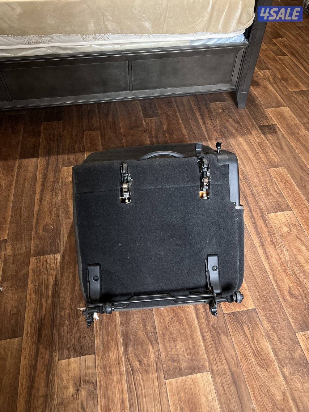 كشن خلفي الي يالدبه نظيف جدا ومخذن بالبيت حق حمر موديل ٢٠٠٥3