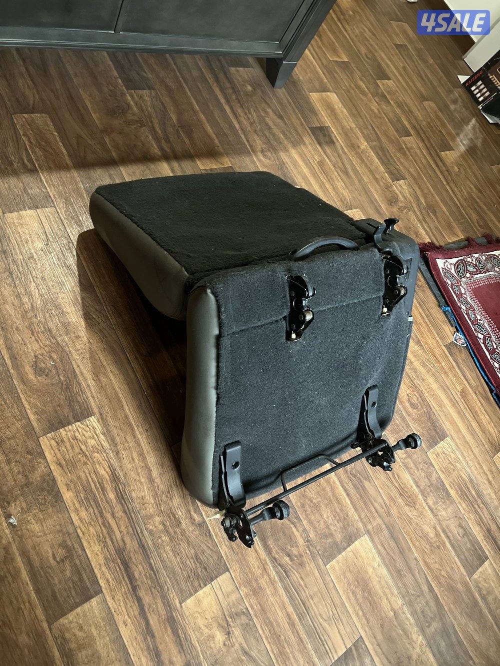 كشن خلفي الي يالدبه نظيف جدا ومخذن بالبيت حق حمر موديل ٢٠٠٥4