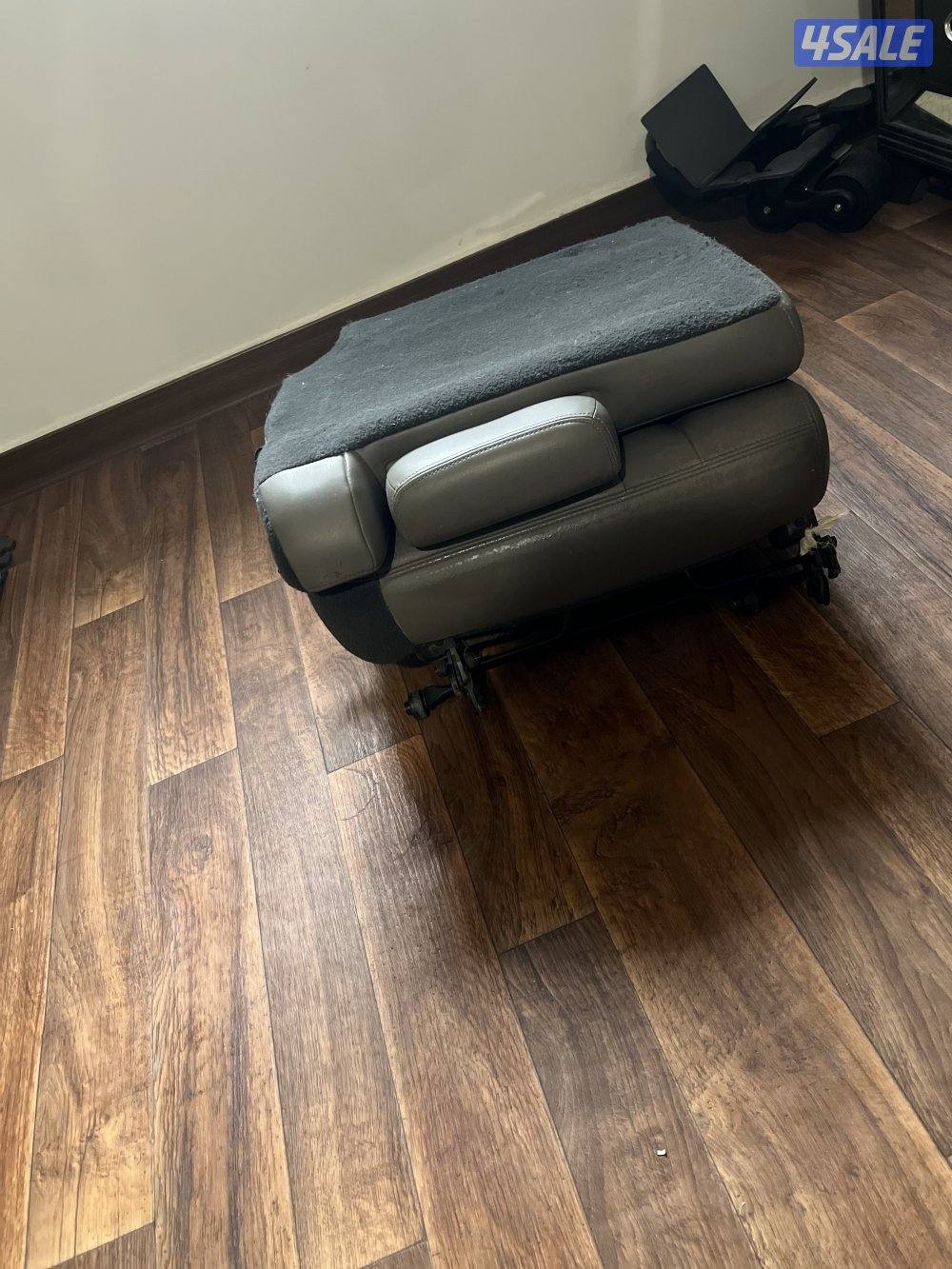 كشن خلفي الي يالدبه نظيف جدا ومخذن بالبيت حق حمر موديل ٢٠٠٥5