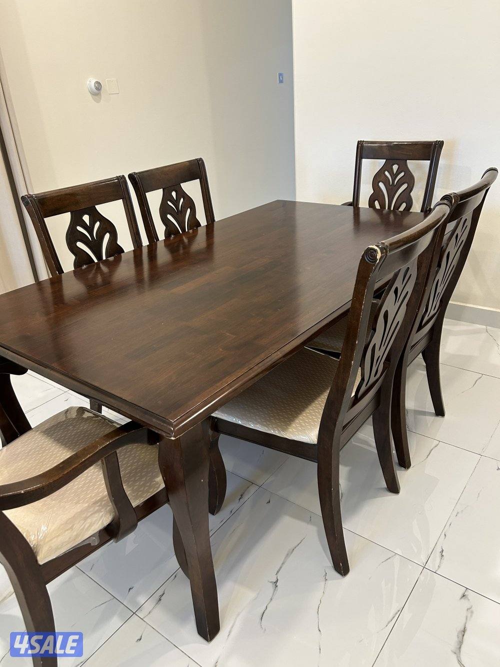 للبيع طاولة طعام مع ٦ كراسي بحالة ممتازة وجودة عالية7