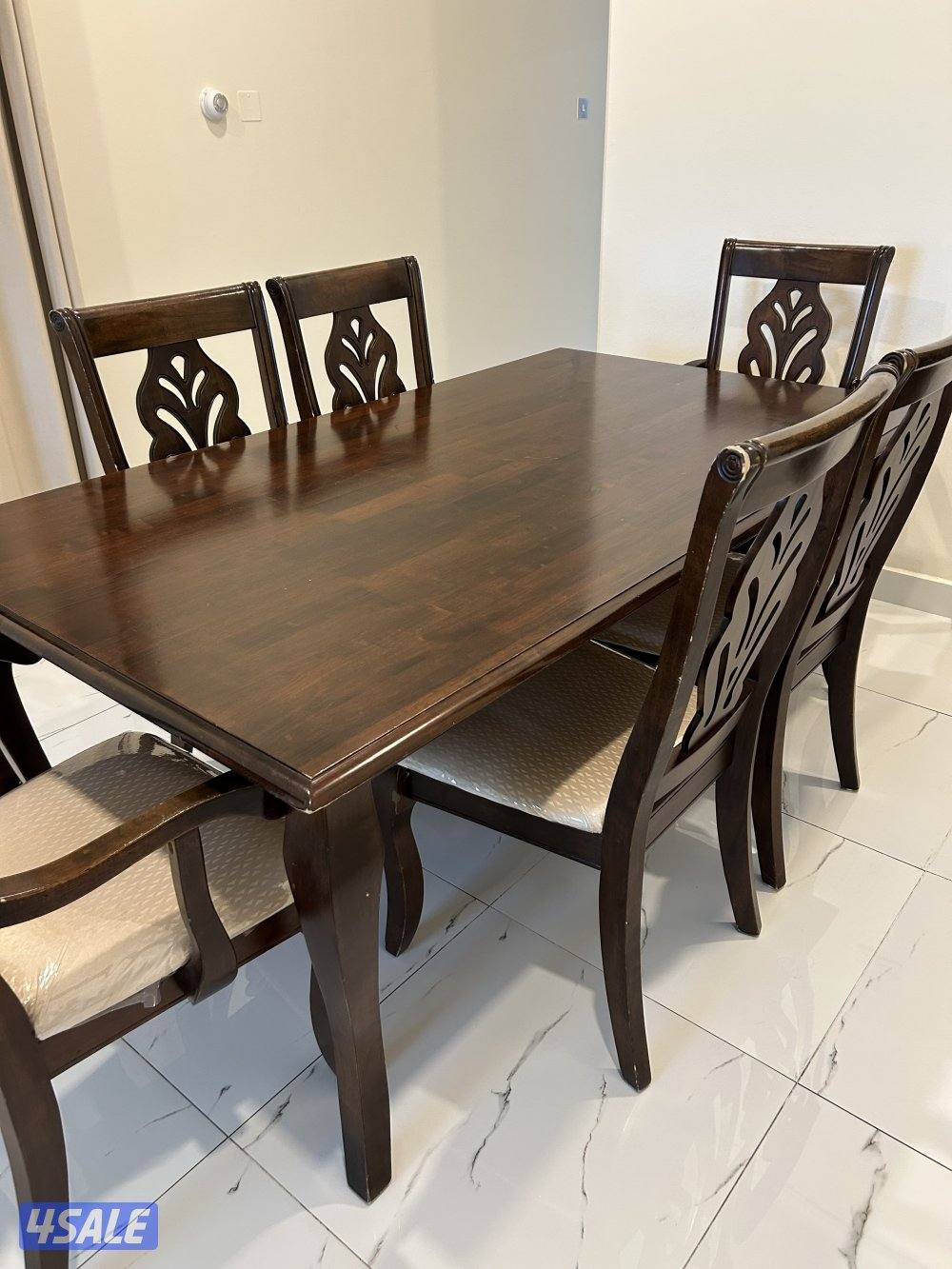 للبيع طاولة طعام مع ٦ كراسي بحالة ممتازة وجودة عالية9