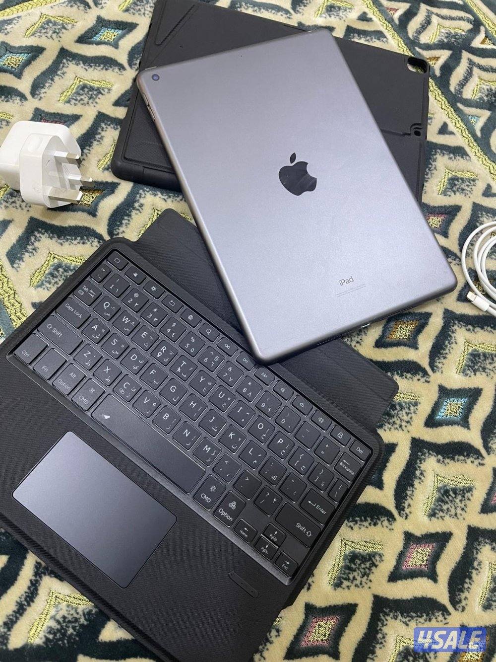 ايباد ابل 7 السابع 32 قيقا نظيف مو مفتوح ولا مصلح مع كيبورد وكفر0