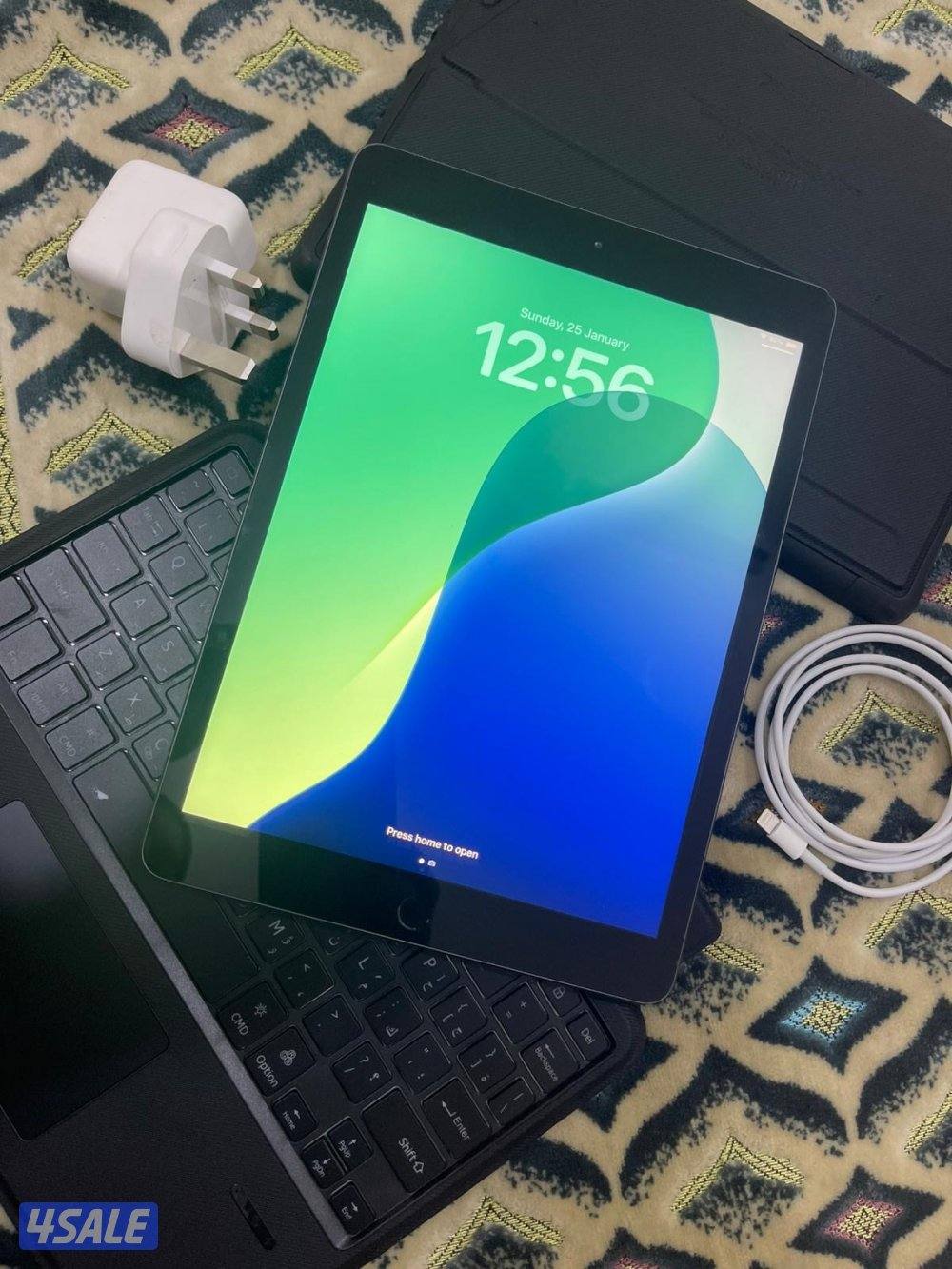 ايباد ابل 7 السابع 32 قيقا نظيف مو مفتوح ولا مصلح مع كيبورد وكفر1