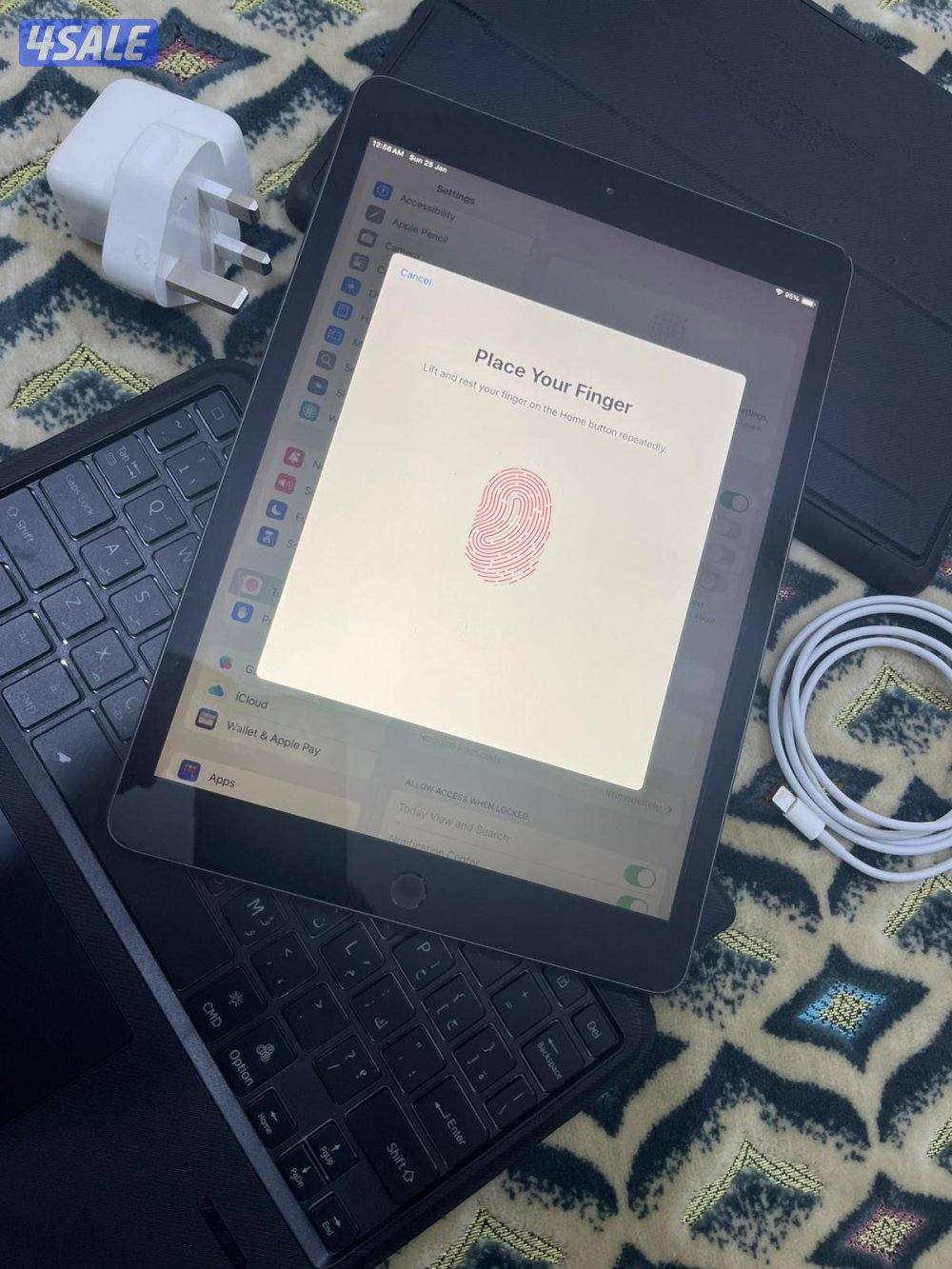 ايباد ابل 7 السابع 32 قيقا نظيف مو مفتوح ولا مصلح مع كيبورد وكفر3