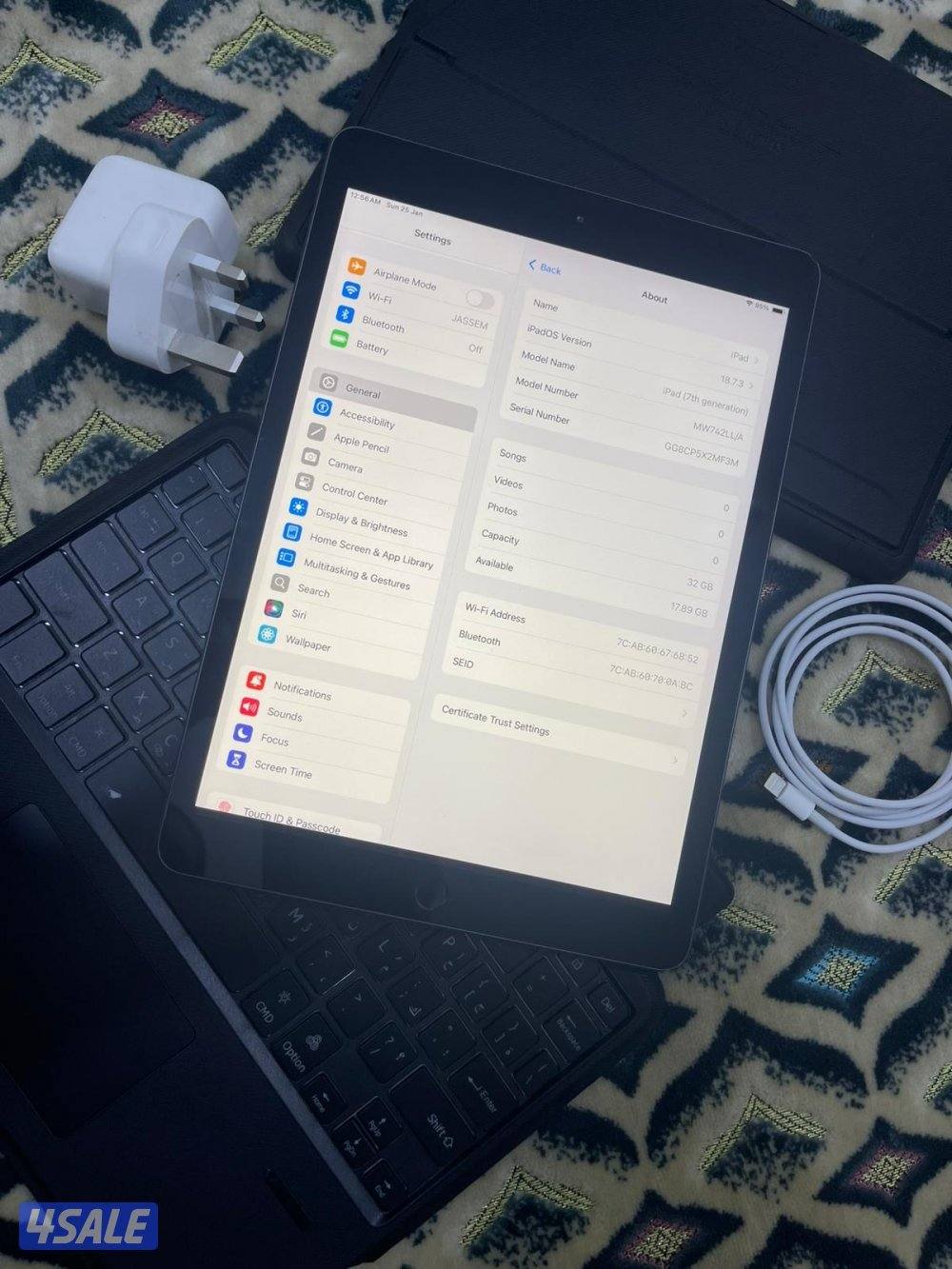 ايباد ابل 7 السابع 32 قيقا نظيف مو مفتوح ولا مصلح مع كيبورد وكفر2