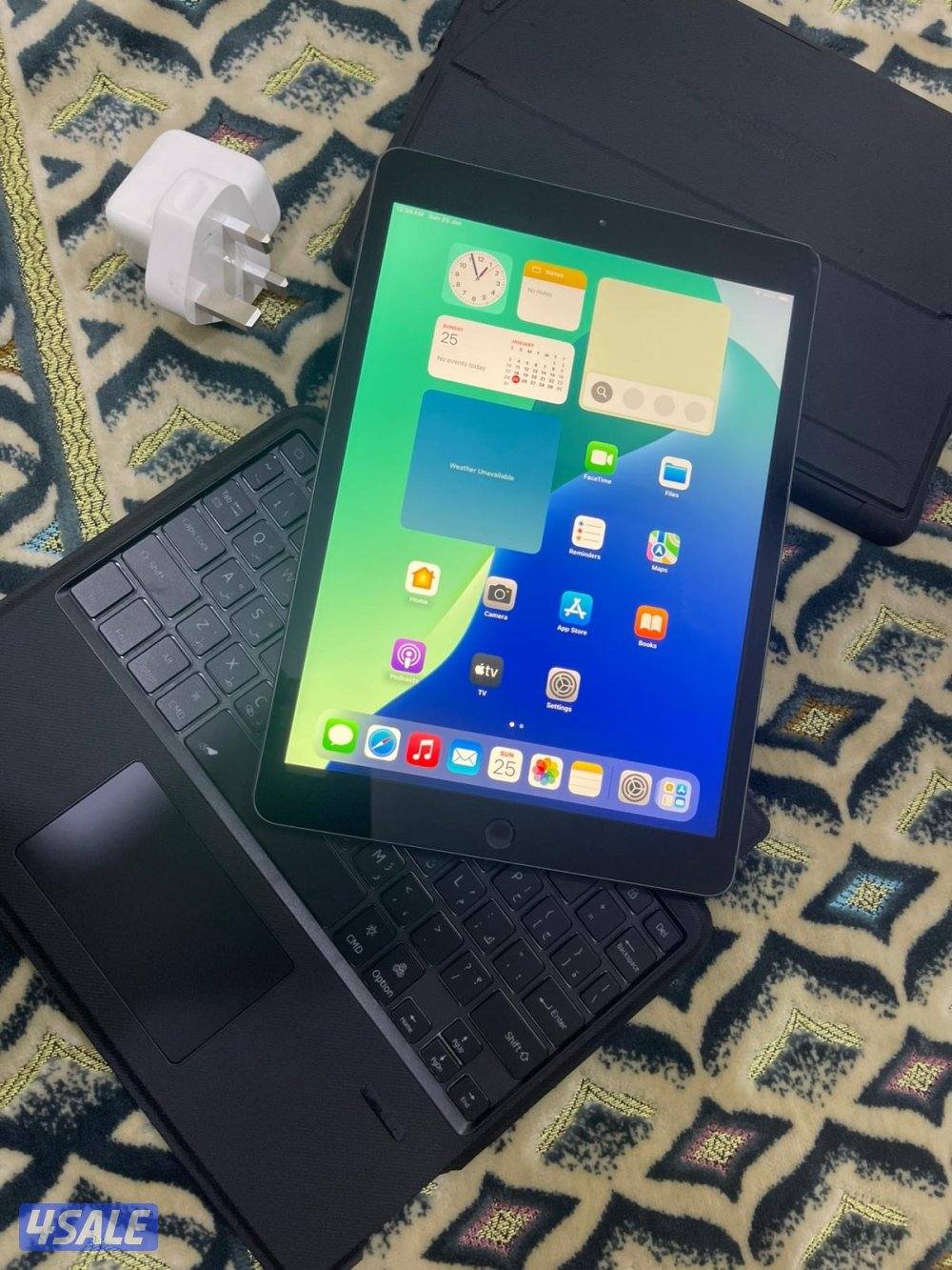 ايباد ابل 7 السابع 32 قيقا نظيف مو مفتوح ولا مصلح مع كيبورد وكفر4