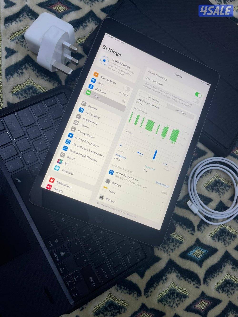 ايباد ابل 7 السابع 32 قيقا نظيف مو مفتوح ولا مصلح مع كيبورد وكفر6