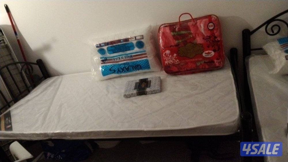 سرير حديد ومرتبه طبيه وبطانيه ومخده والملايات4