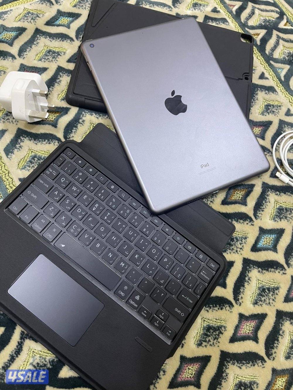 ايباد ابل 7 السابع 32 قيقا نظيف وشغال تمام مو مفتوح ولا مصلح مع كيبورد0