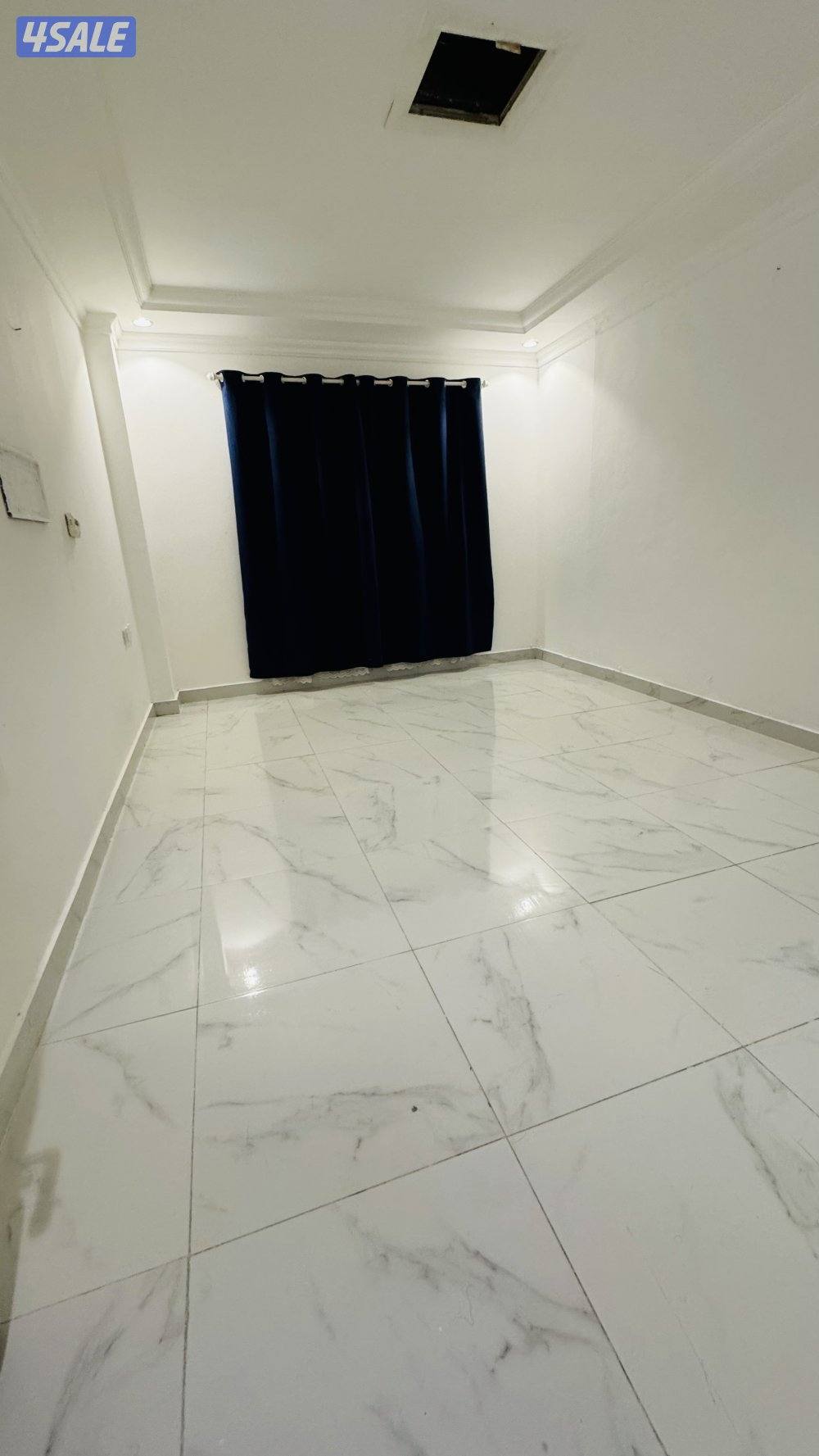 شقه للايجار بحولي غرفة وصالة وحمام ومطبخ0