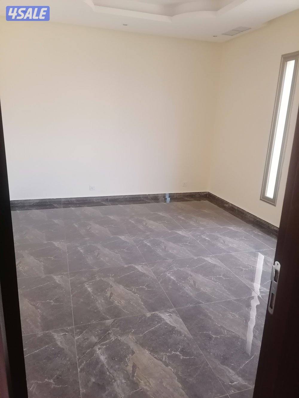 غرفةماستر وغرفة وحمام وصاله مطبخ وخادمة3