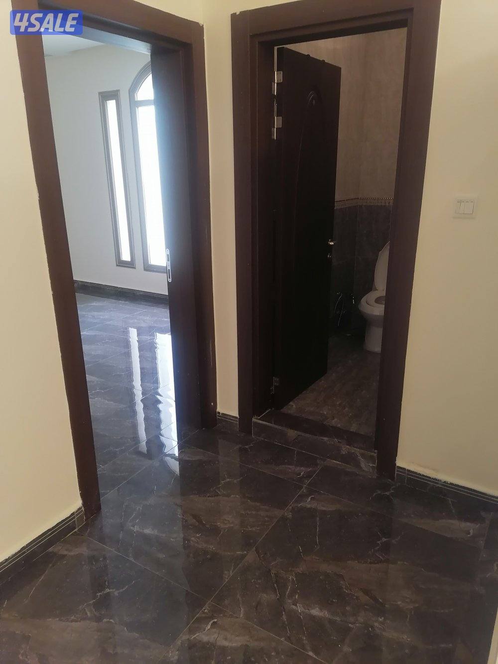 غرفةماستر وغرفة وحمام وصاله مطبخ وخادمة4