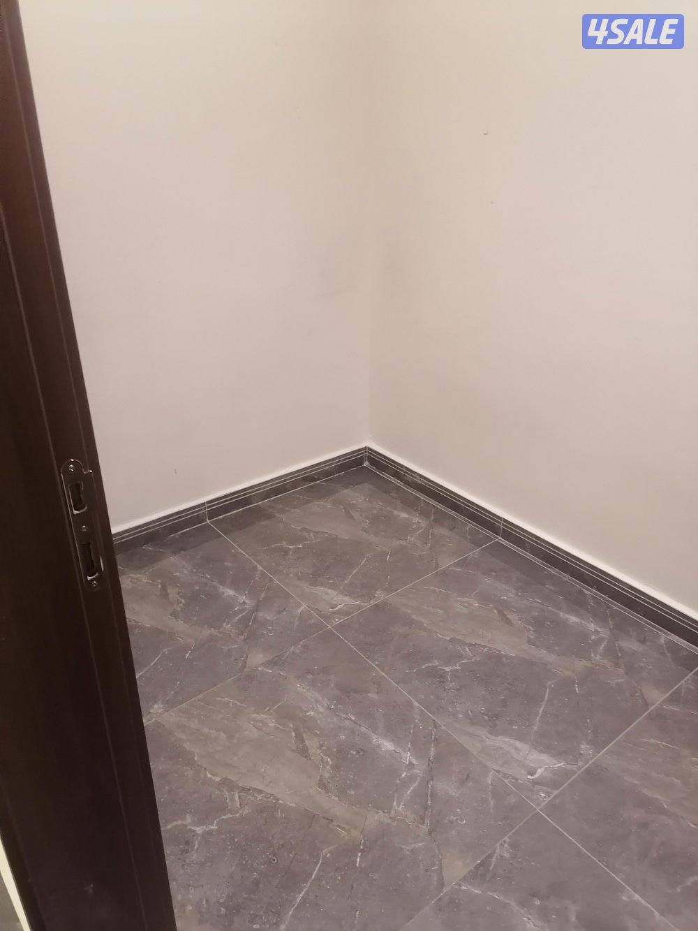 غرفةماستر وغرفة وحمام وصاله مطبخ وخادمة5