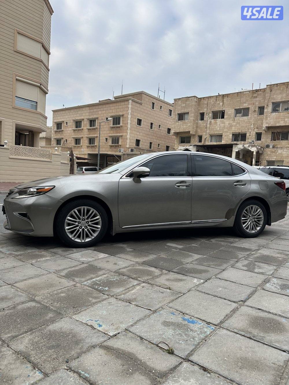 للبيع لكزس es250 المالك الاول سيرفس وكالة وفيها ضربة بشاصي ما تؤثر0