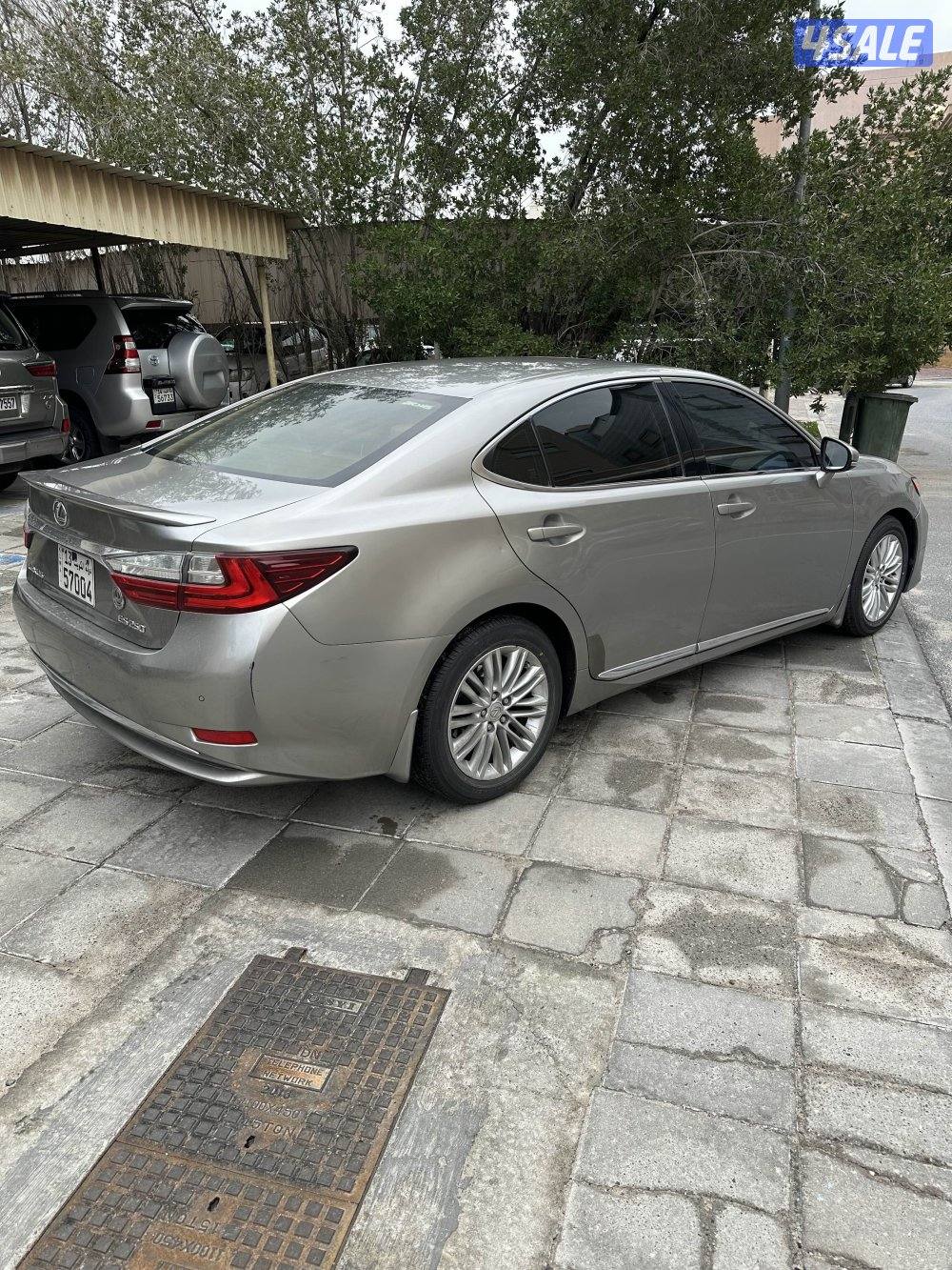 للبيع لكزس es250 المالك الاول سيرفس وكالة وفيها ضربة بشاصي ما تؤثر1