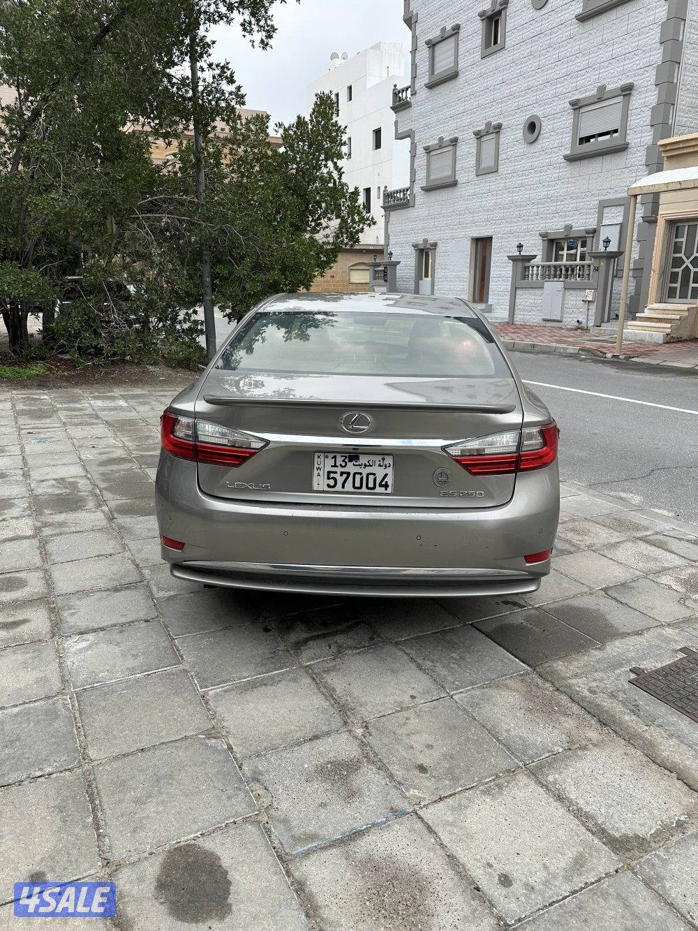 للبيع لكزس es250 المالك الاول سيرفس وكالة وفيها ضربة بشاصي ما تؤثر2