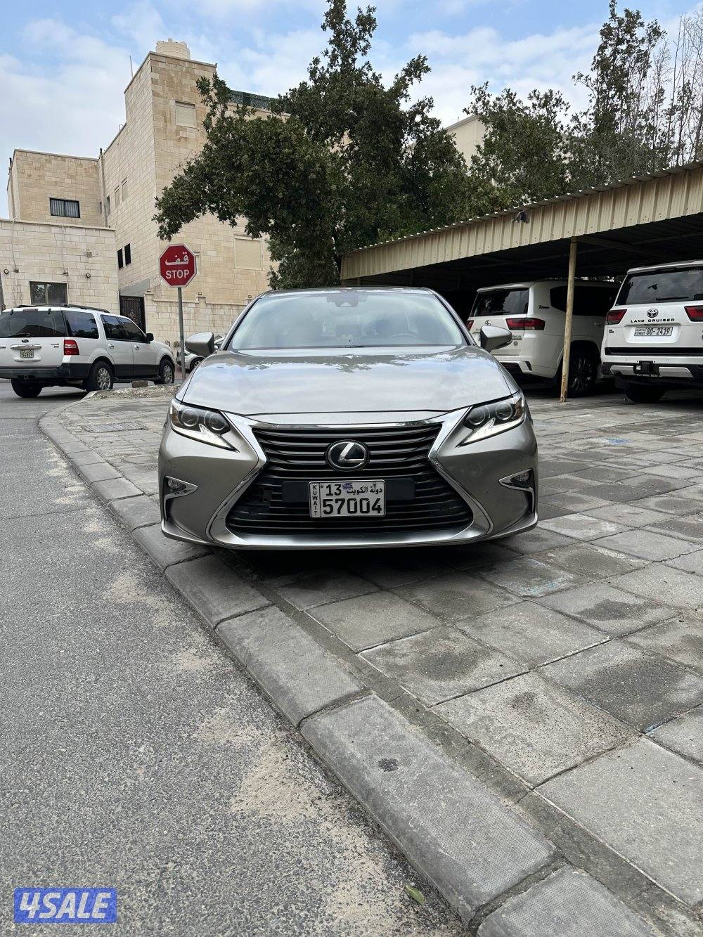 للبيع لكزس es250 المالك الاول سيرفس وكالة وفيها ضربة بشاصي ما تؤثر3