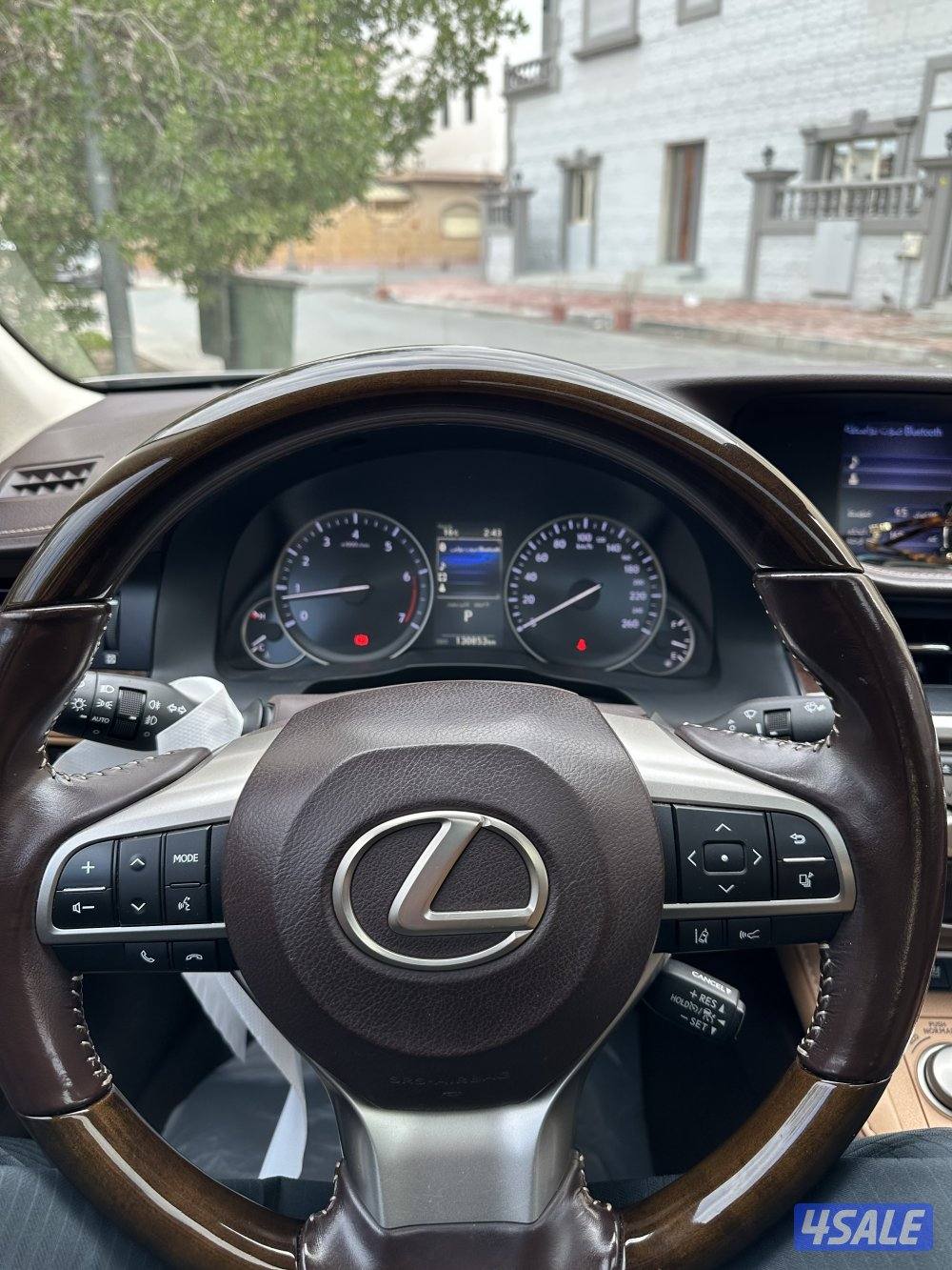 للبيع لكزس es250 المالك الاول سيرفس وكالة وفيها ضربة بشاصي ما تؤثر4