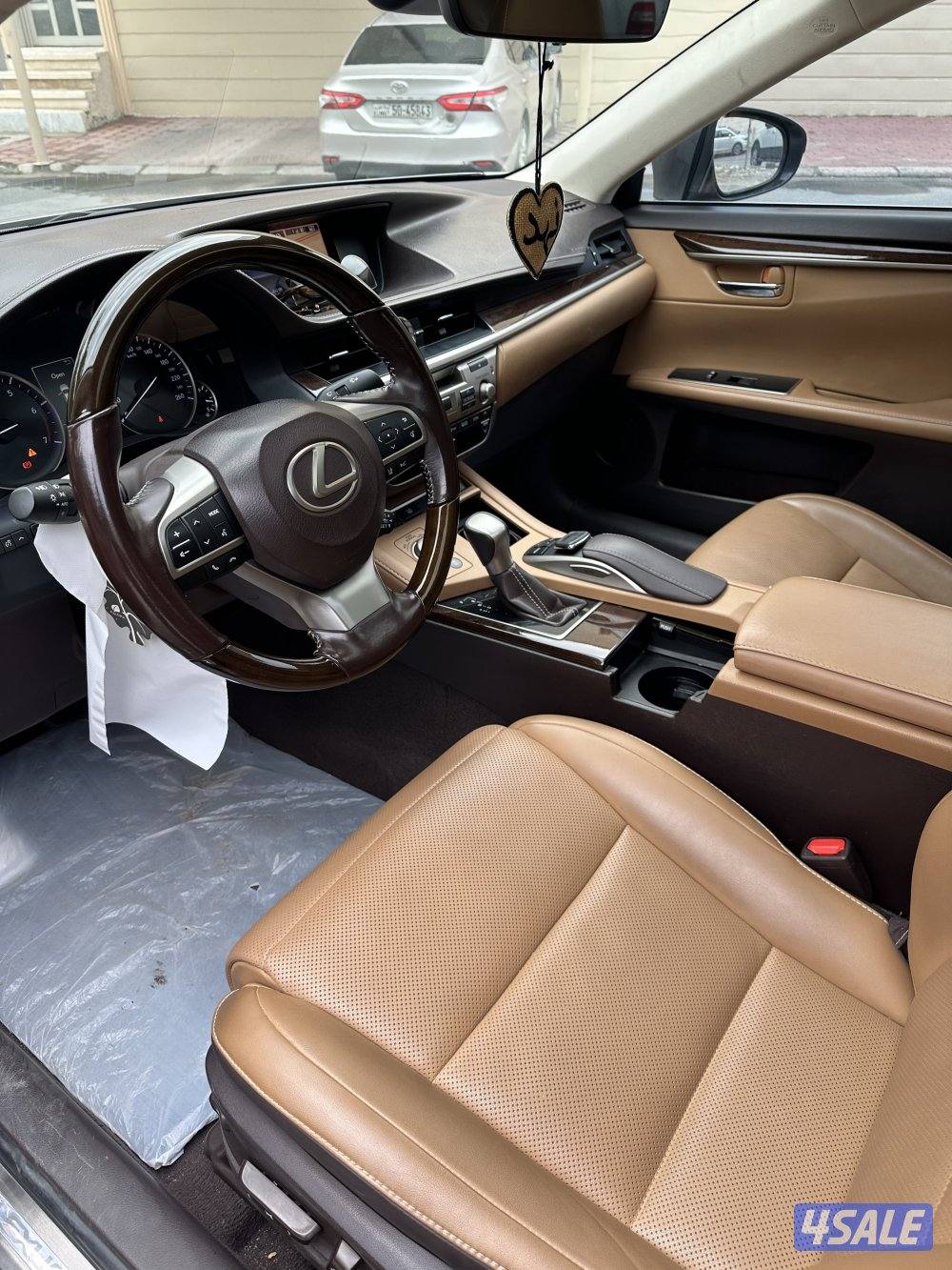 للبيع لكزس es250 المالك الاول سيرفس وكالة وفيها ضربة بشاصي ما تؤثر5