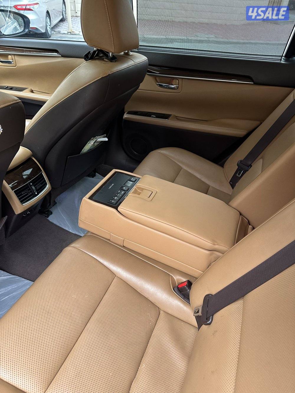 للبيع لكزس es250 المالك الاول سيرفس وكالة وفيها ضربة بشاصي ما تؤثر6