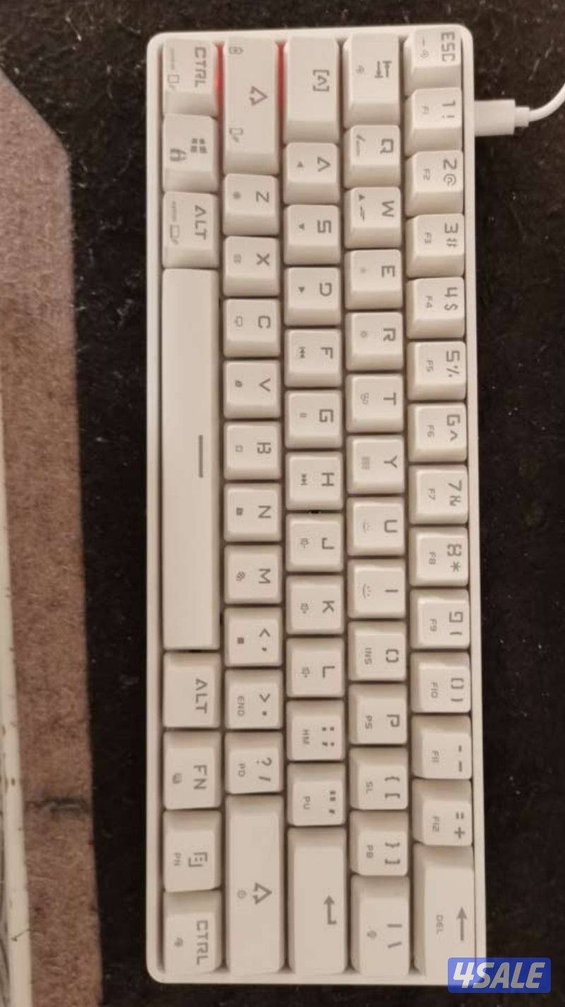 للبيع شاشه و سماعه و كيبورد و دكسون العاب3