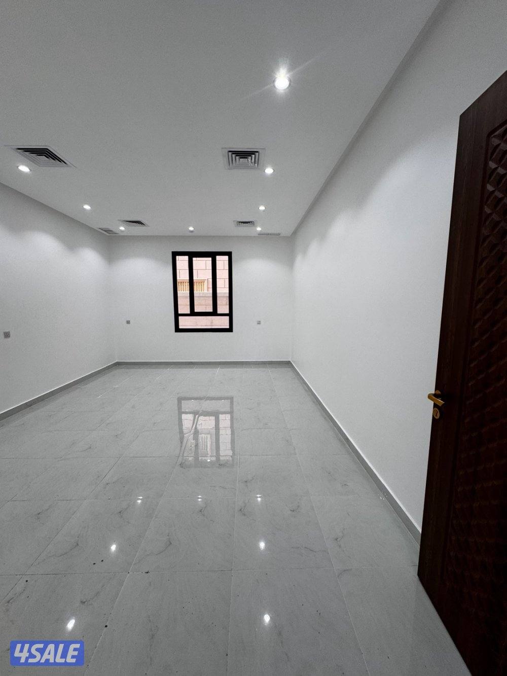 للايجار شقة هدية اول ساكن  3 غرف وغرفة عا-ملة وصالة ومطبخ و3 حمامات0