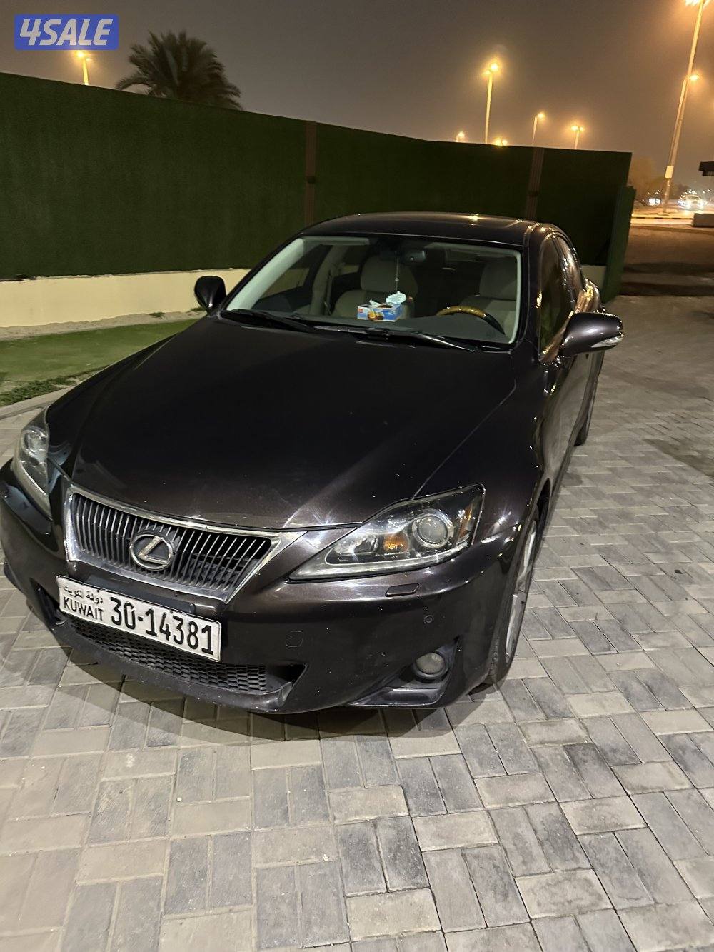 للبيع لكزز IS نظيف جدا موديل 2013 ماشي 143الف كيلو فقط0