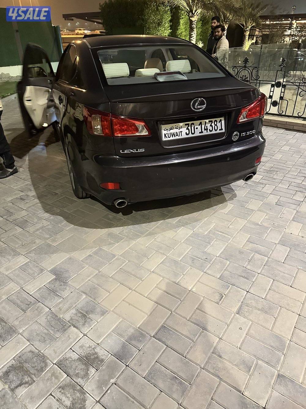 للبيع لكزز IS نظيف جدا موديل 2013 ماشي 143الف كيلو فقط3