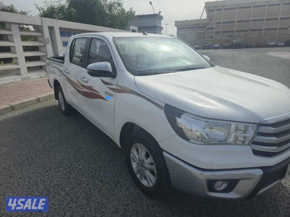 Toyota Hilux pick-up Automatic 4×2 ( 2020 model ) 41000 km orginal pnt3